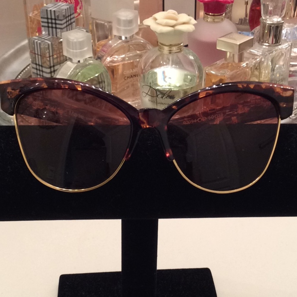 Sunglasses in Tortoise Design NWOT